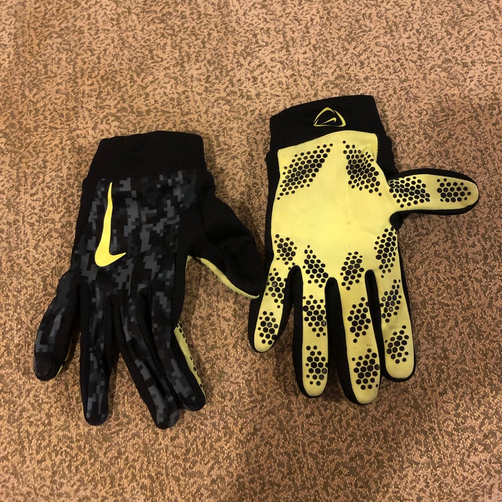 Nike Gloves (Medium)